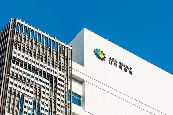 ASE Technology's Strategic Shift to High-Margin Packaging Services Drives Growth and Undervaluation