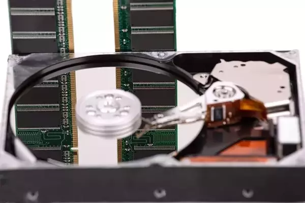 Seagate Faces Valuation Concerns Amidst Strong Memory Chip Competition