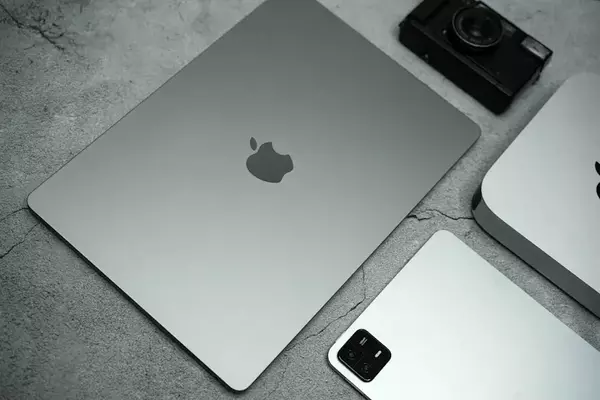 Jim Cramer's View on Apple's Market Position and AI Strategy