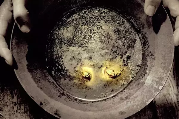 Gold's Decline Amidst Rising Interest Rate Expectations