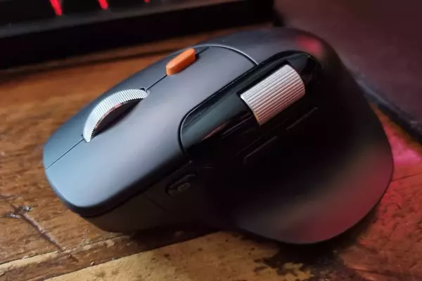 ProtoArc EM25: An Ergonomic Mouse Review - A Budget Option with Notable Flaws