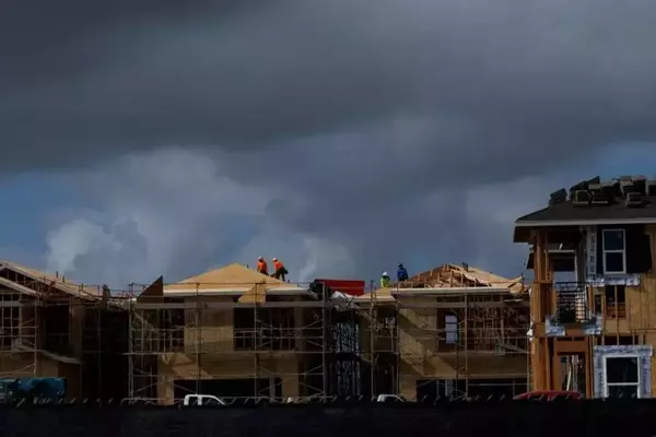 US Housing Starts Plummet Amid Rising Costs, Inflation Surges