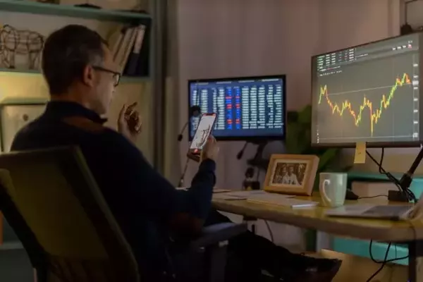 Mid Cap Index Fund Outperforms S&P 500 in Q1 2026 Driven by Energy Sector Surge