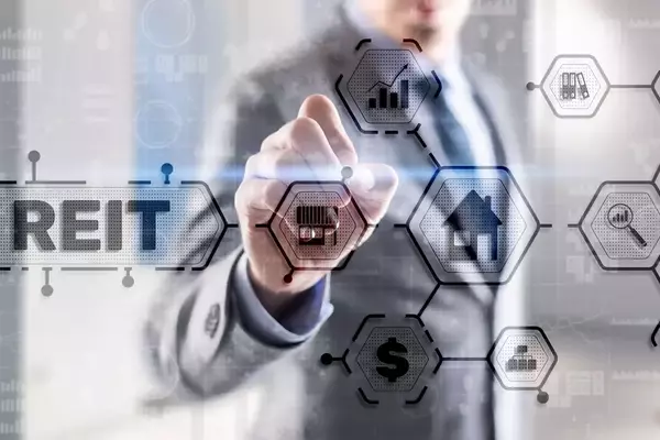 Realty Income's Valuation Amidst Rising Interest Rates: A Grahamian Perspective