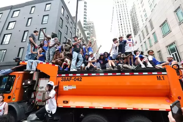 Knicks Player Mistaken for Fan at Championship Parade