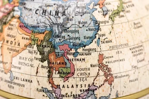 Diversifying Emerging Market Exposure: Why INDY Complements EEM's AI-Driven Surge