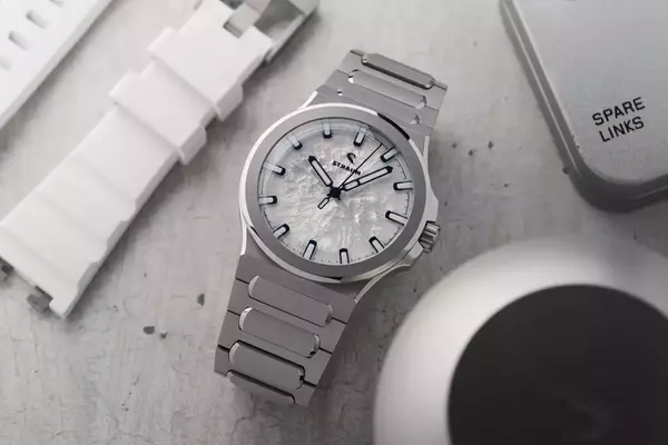Straum Frozen Metal Titanium: A Cool Take on the Integrated Bracelet Watch