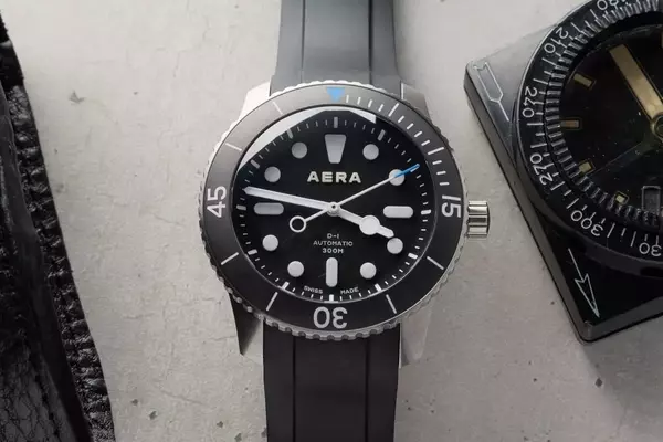 The Enhanced Aera D-1 Diver: A Blend of Minimalism and Robustness