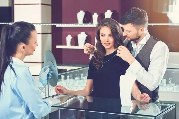 Bridging the Digital and Personal: Key Trends in the Jewelry Sector