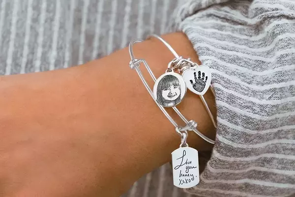Kin & Pebble Unveils New Stainless Steel Expandable Bangle Bracelet