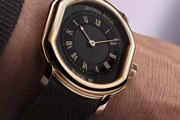 Daniel Roth Unveils the Fifth Iteration of Extra Plat: The Rose Gold Gilt Dress Watch