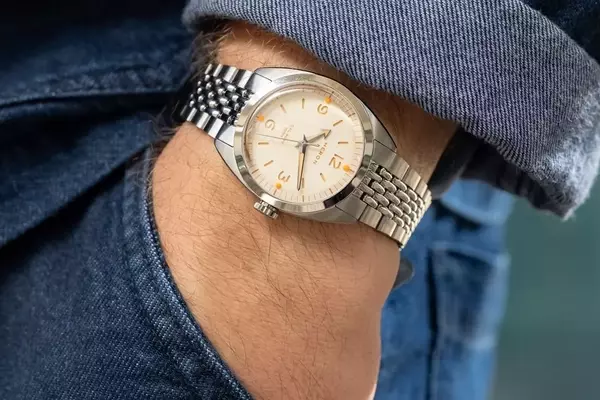 Héron Continental: A Modern Explorer's Timepiece