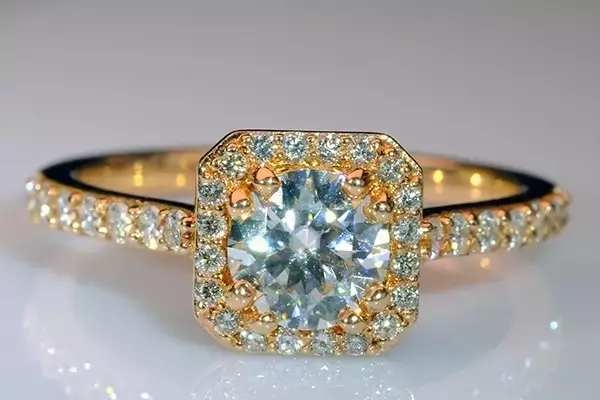 Jewelers Navigate Volatile Gold Prices for Holiday Season