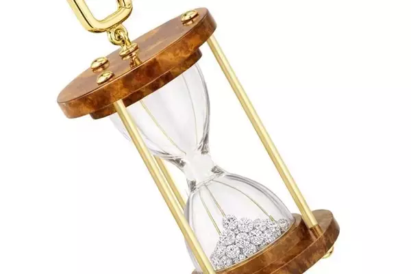 Toonz's Diamond Hourglass Charm: A Fusion of Time and Artistry