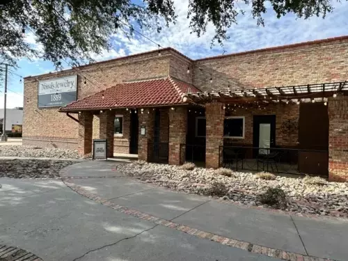 Jeweler's Unique Co-Location with Cake and Coffee Bar Boosts Business in Texas
