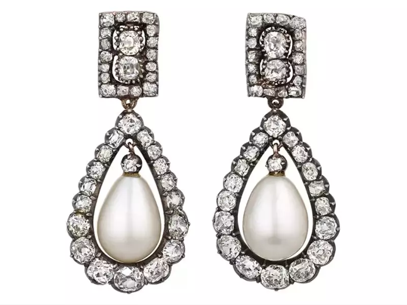 A Royal Legacy: Queen Amélie's Pearl and Diamond Earrings on the Market